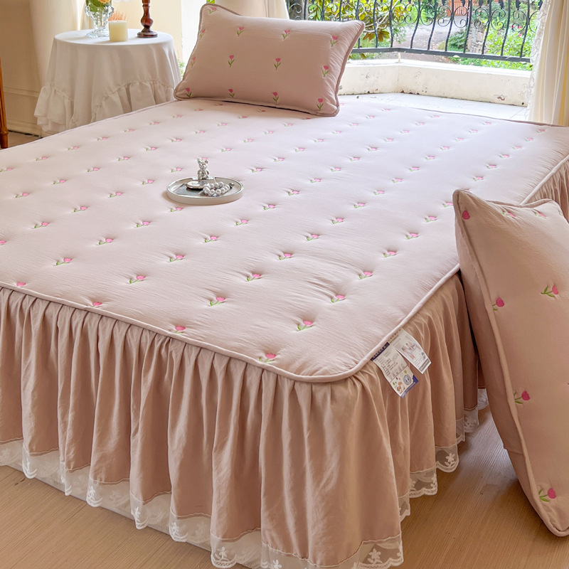 Embroidery Quilt Cover - Thicken ผ้านวมผ้าฝ้ายชุดกระโปรงเตียงปลอกหมอนเย็บปักถักร้อยโรแมนติก Ruffled ห้องนอนที่นอนสําหรับสาวห้อง