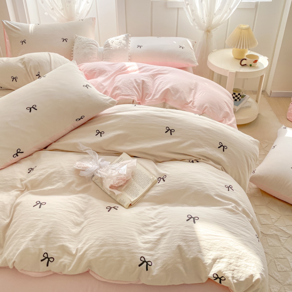 Embroidery Quilt Cover - ชุดผ้าปูที่นอน 3 ชิ้น ชุดผ้าปูที่นอนปักลายโบว์สีชมพู ชุดเครื่องนอนที่สะดวกสบาย ผ้าคลุมเตียงสำหรับทุกฤดูกาล
