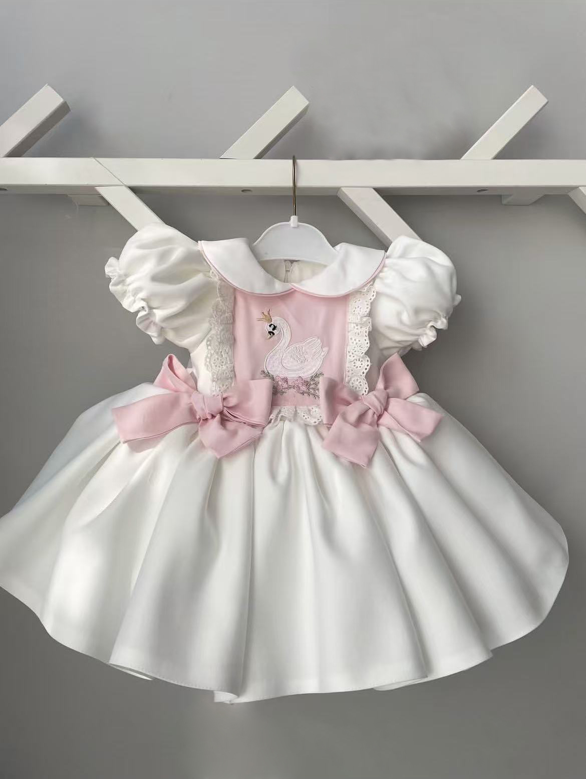 Embroidery White Dress - 0-12Y เด็กผู้หญิงฤดูร้อนสีขาวปักลายหงส์ชุดเจ้าหญิงวินเทจสำหรับวันเกิดการถ่ายภาพวันหยุดอีด B570
