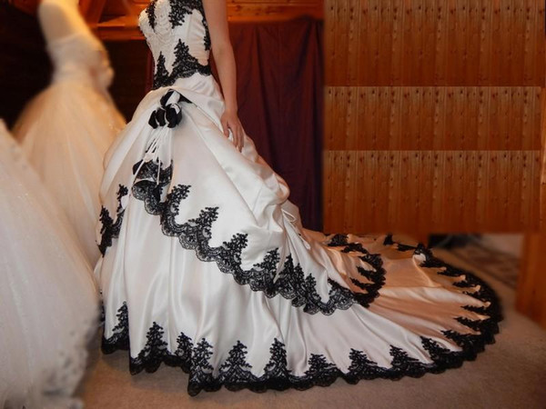 Embroidery White Dress - ชุดแต่งงานสไตล์วินเทจ โกธิค สีดำและสีขาว ชุดเจ้าสาวแบบผูกเชือกด้านหลัง คอร์เซ็ทสั่งตัดได้ พร้อมชายกระโปรงยาวแบบชาเปล