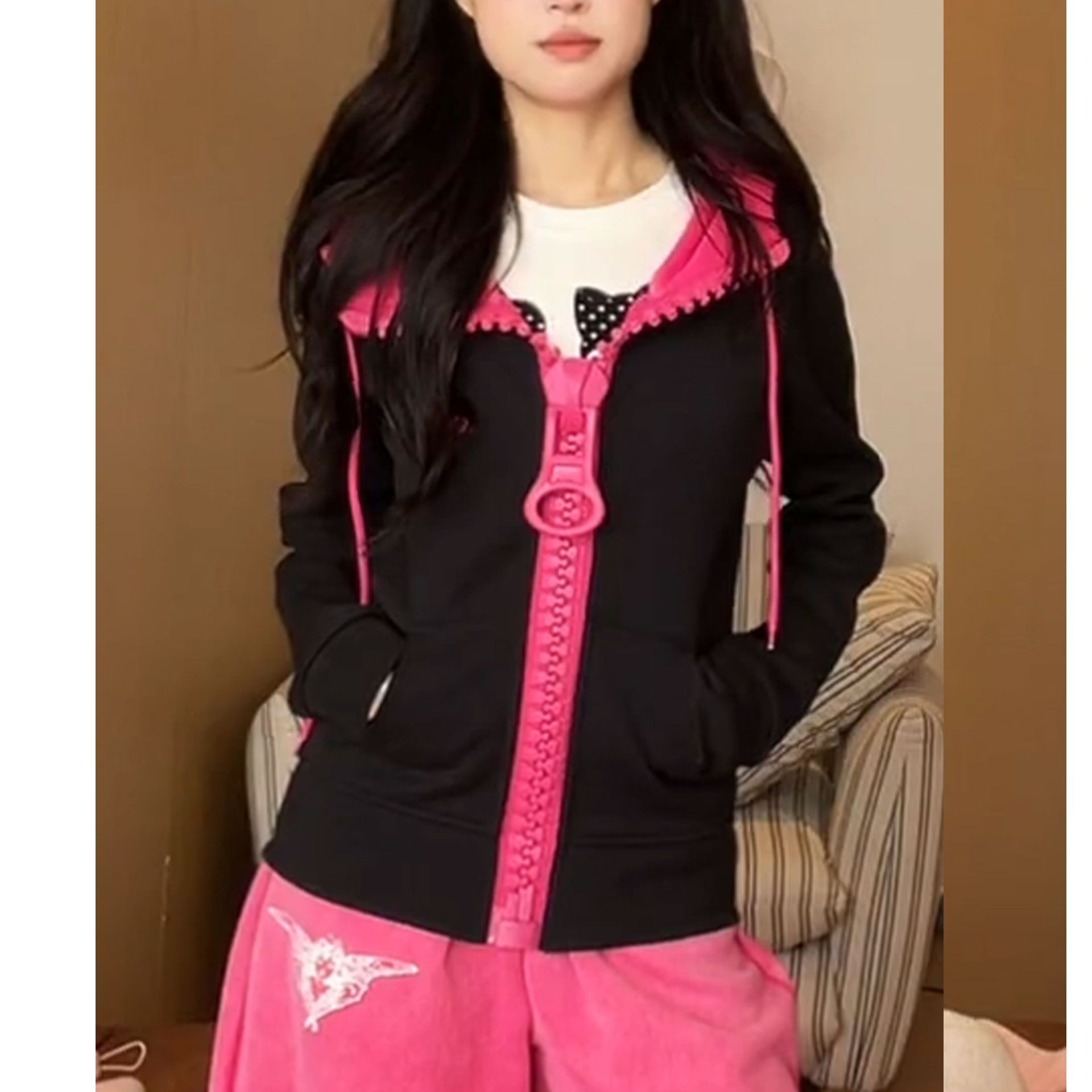 Embroidery Design 3D - เสื้อแจ็คเก็ตสั้นสไตล์ Y2k สำหรับผู้หญิง ฤดูใบไม้ร่วงและฤดูหนาว 2026 ดีไซน์ใหม่ทันสมัยพร้อมซิปขนาดใหญ่