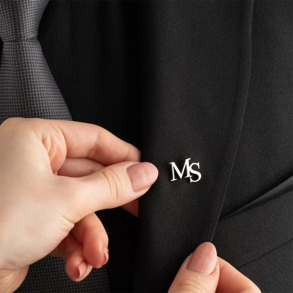Embroidery Name - CUSTOM เริ่มต้นเข็มกลัดสําหรับผู้หญิงส่วนบุคคลสแตนเลสสตีลตัวอักษรเข็มกลัดผู้ชาย COLLAR Badge เจ้าบ่าวงานแต่งงานของขวัญ