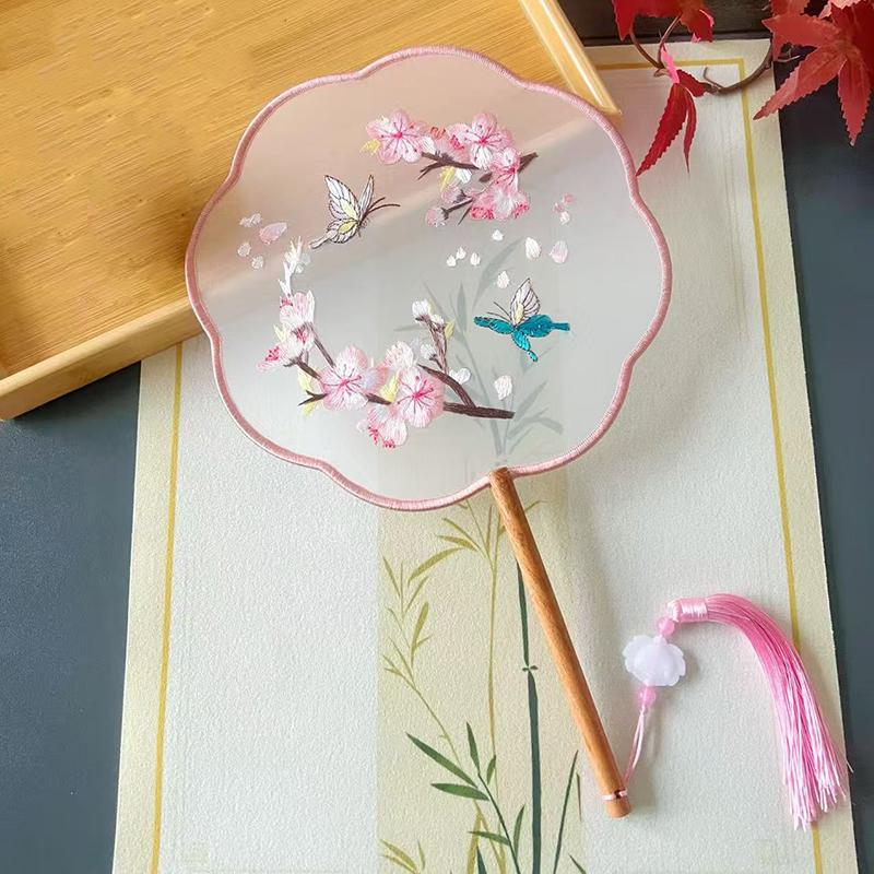 พัดปักลายแบบจีนโบราณ ลายดอกไม้ - Embroidery Meaning บทวิจารณ์และราคา
