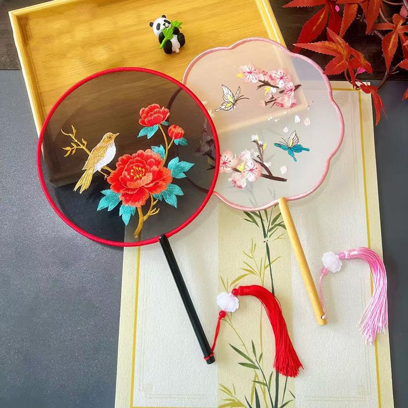 พัดปักลายแบบจีนโบราณ ลายดอกไม้ - Embroidery Meaning บทวิจารณ์และราคา