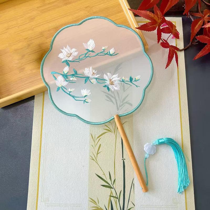 พัดปักลายแบบจีนโบราณ ลายดอกไม้ - Embroidery Meaning บทวิจารณ์และราคา