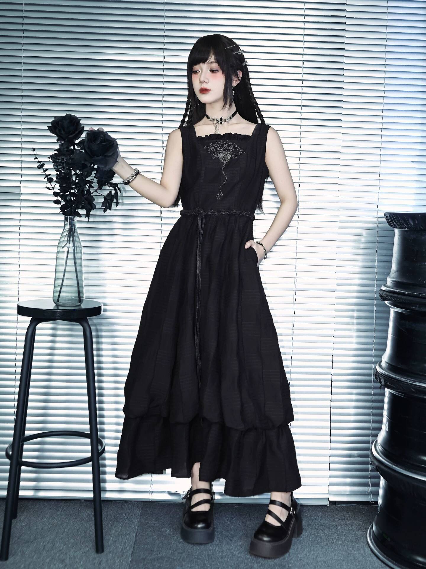 ชุดเดรสปักลายคริโนอยด์สีดำสองช - Embroidery Knit บทวิจารณ์และราคา