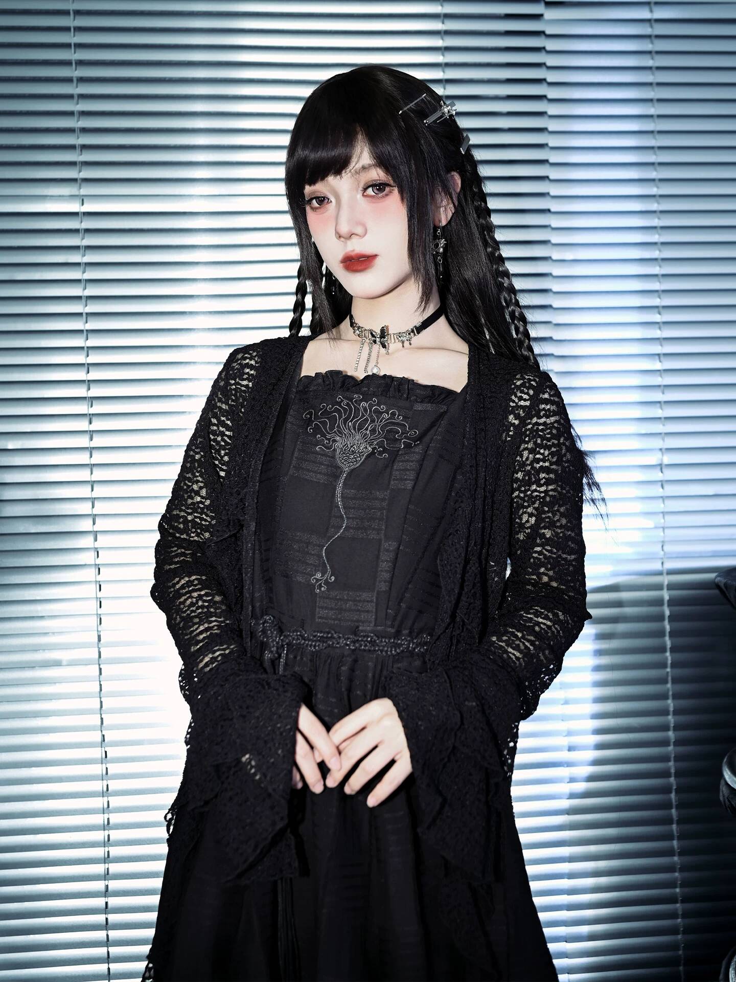 ชุดเดรสปักลายคริโนอยด์สีดำสองช - Embroidery Knit บทวิจารณ์และราคา