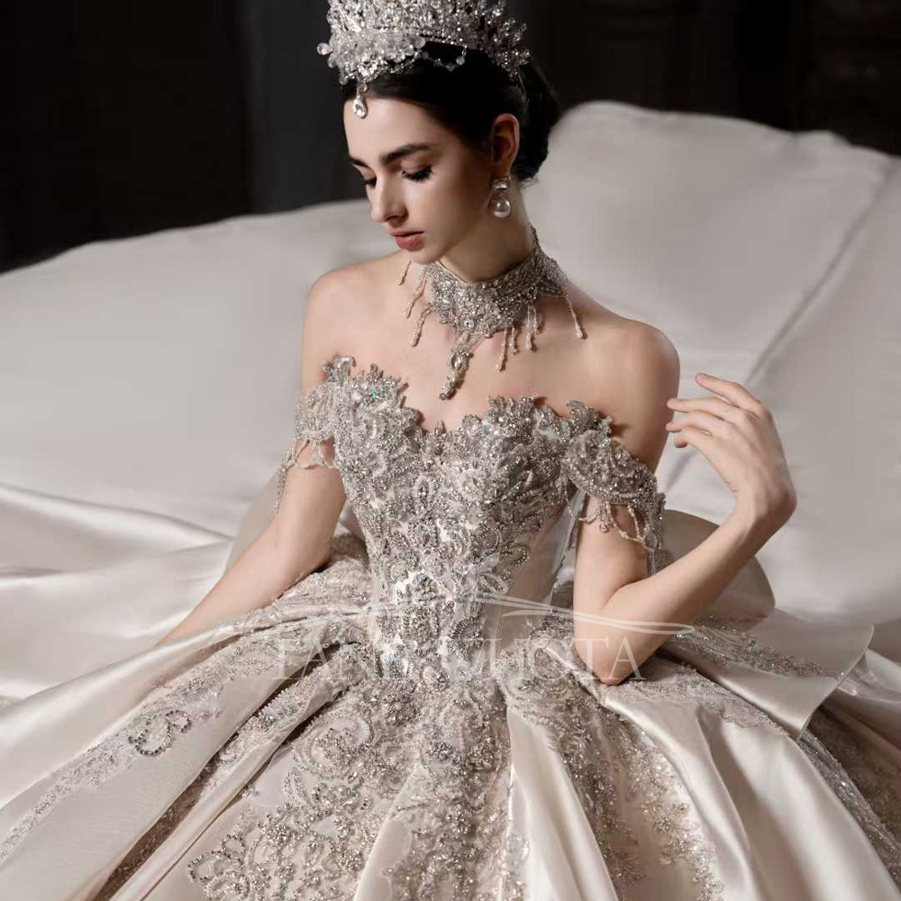 ชุดแต่งงานบอลกาวน์สีชมพูโรสหรู - Embroidery Rose บทวิจารณ์และราคา