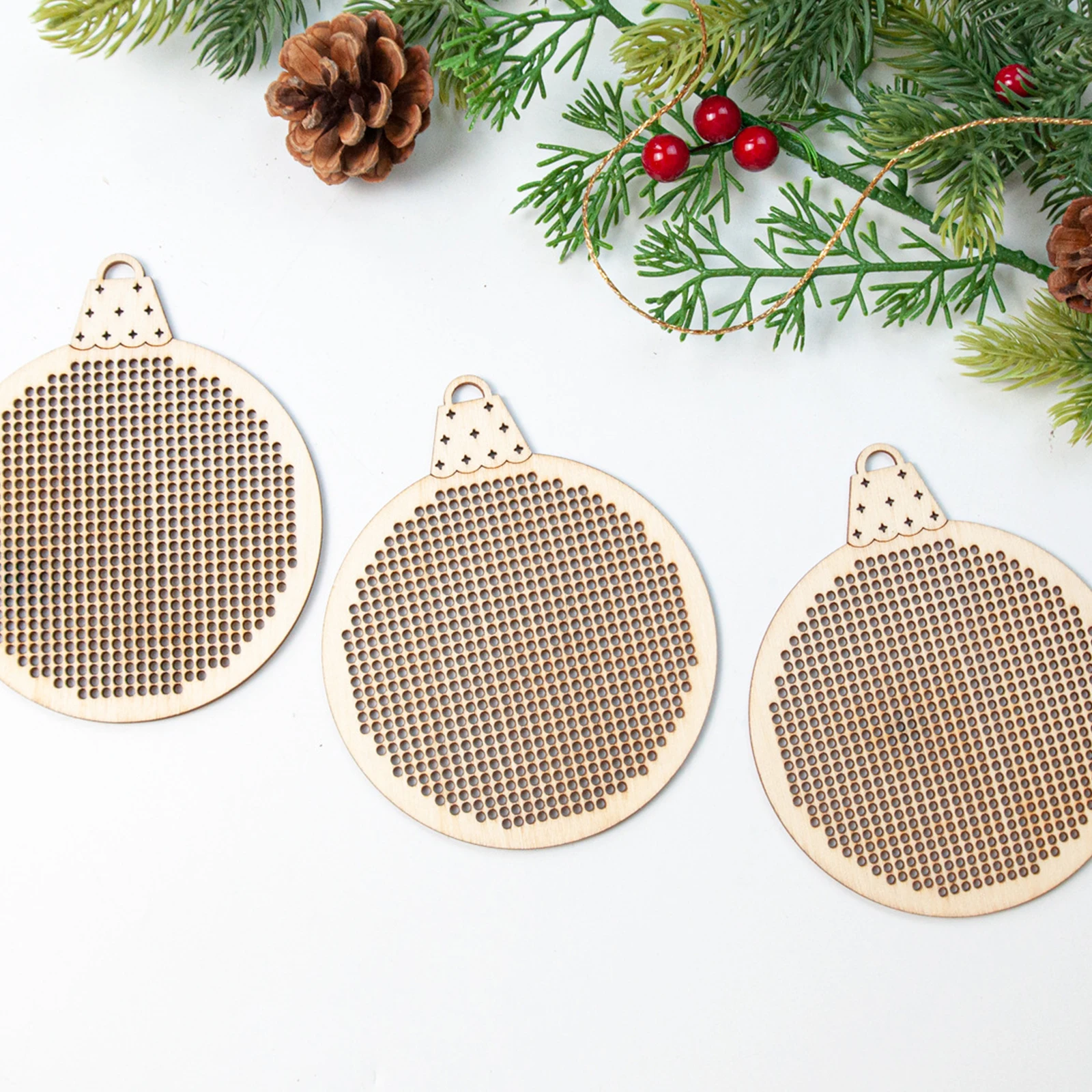 ชุดงานฝีมือปักครอสติชลายไม้แกะ - Embroidery Xmas Tree บทวิจารณ์และราคา