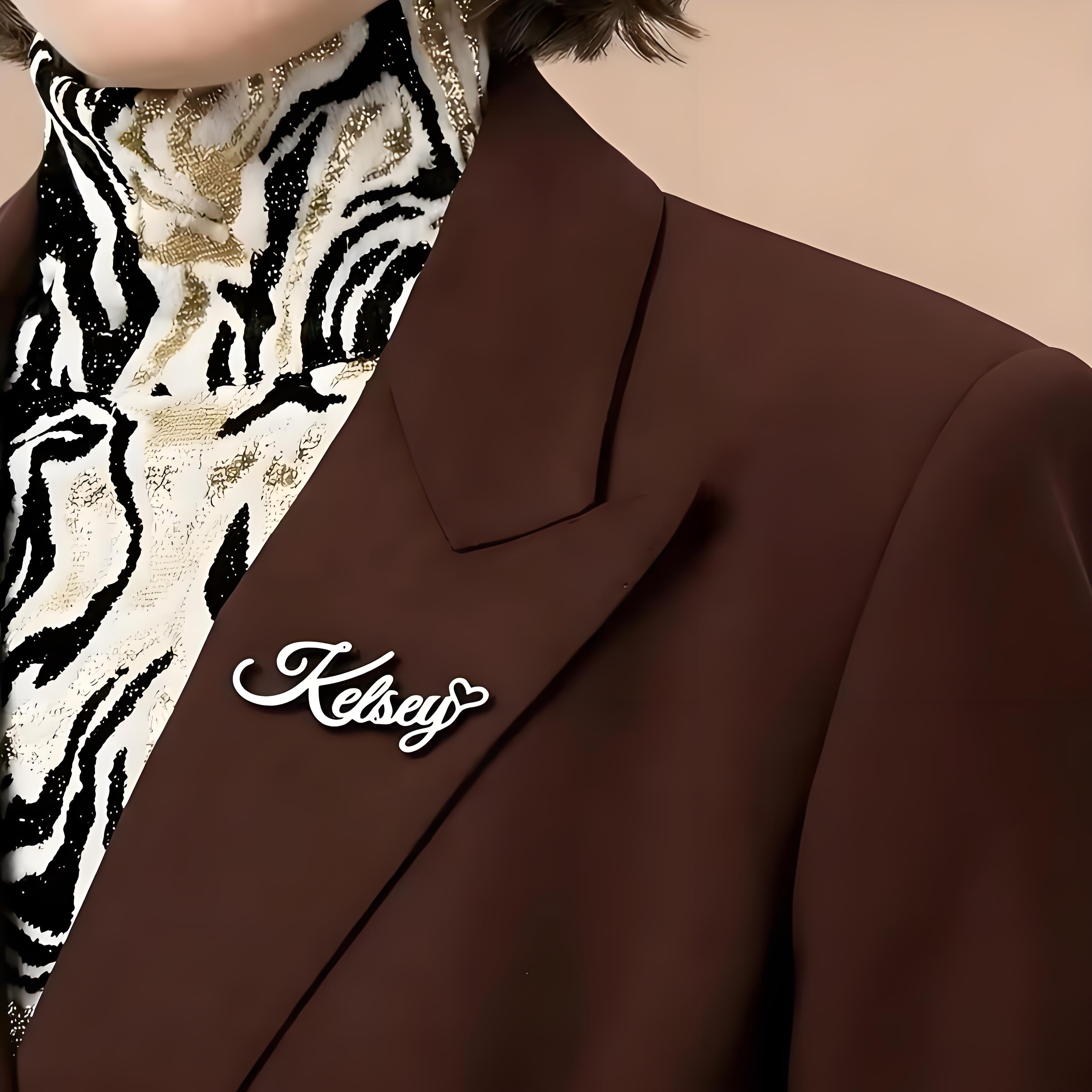 เข็มกลัดติดเสื้อแบบเขียนลายมือ - Embroidery Name บทวิจารณ์และราคา