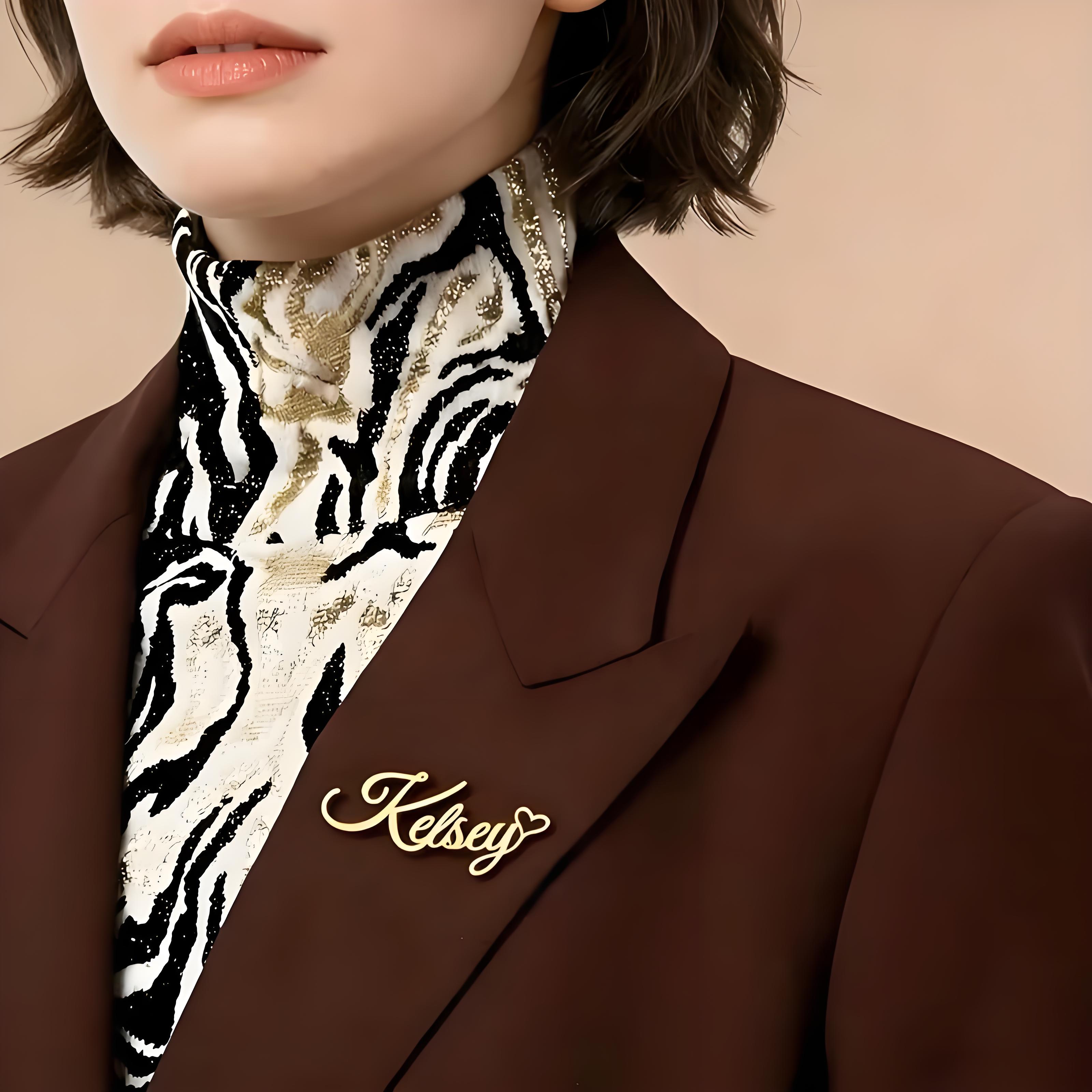 เข็มกลัดติดเสื้อแบบเขียนลายมือ - Embroidery Name บทวิจารณ์และราคา